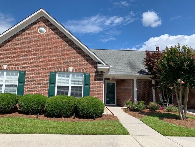 Building Photo - 2 Bedroom 2 Bath Townhouse Available in Windsor Park - Leland