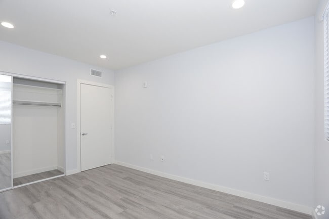 2BR, 2BA - 1031 SF