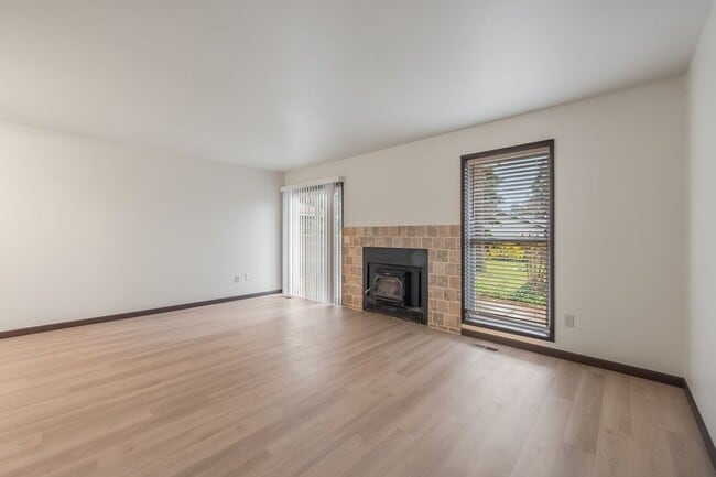 Photo - 2 bed 1 bath New Floors, New Paint