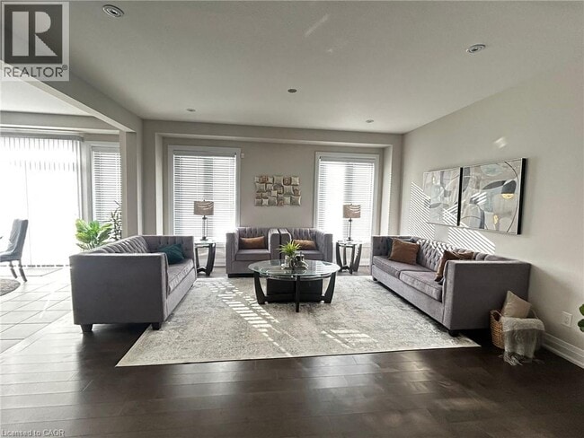 Photo - 253 Sedgewood St