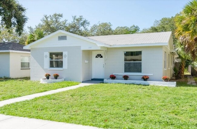 Building Photo - Housing Voucher Accepted: Charming 3-Bedro...
