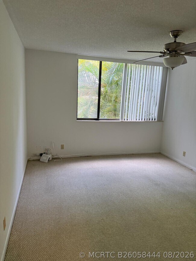 4465 Luxemburg Ct Unidad 204