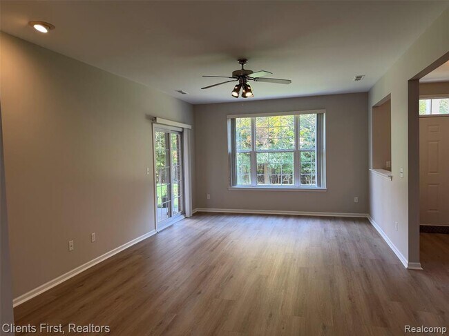 Photo - 16040 Morningside
