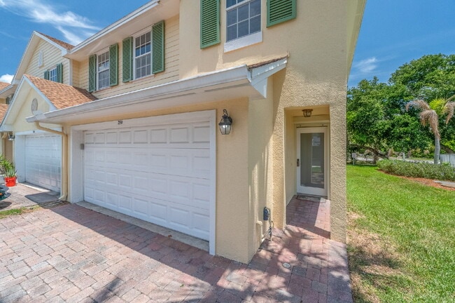 Photo - Beautiful 4 bedroom townhome in Oak Park! Unit 306