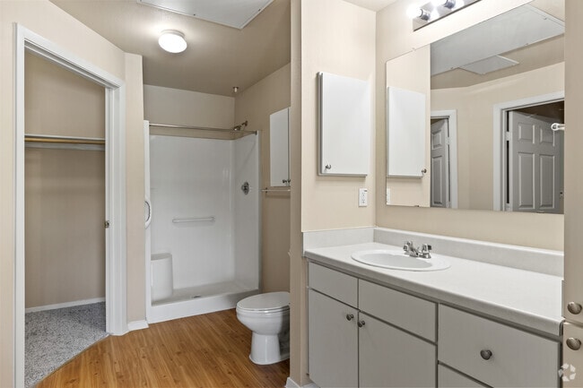 1BR, 1BA - 714SF - Bathroom