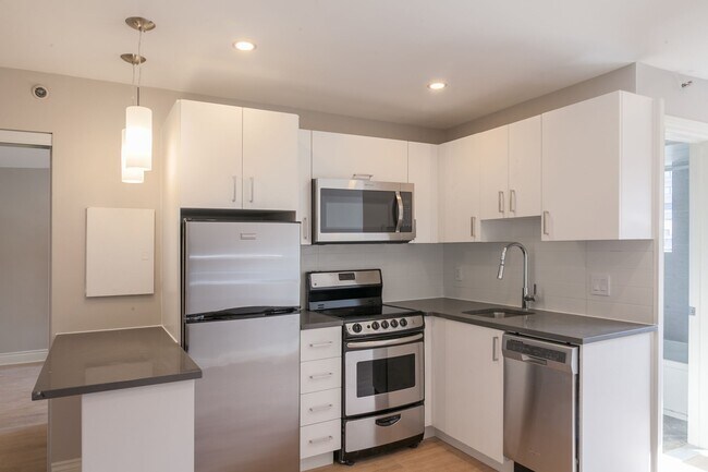 Building Photo - 25 Av. des Pins Unit 544
