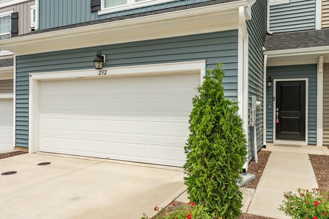 Photo - Charming 3 bedroom 2.5 bath Townhome in Wake Forest
