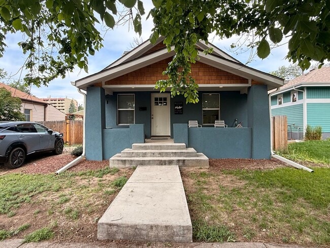 Building Photo - Spacious 4-Bedroom Home in the Heart of Edgewater