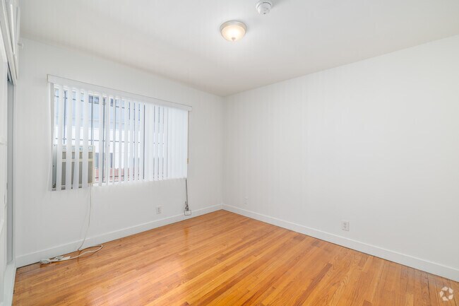 1BR, 1BA - 750SF - Bedroom
