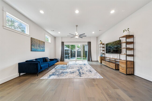 Photo - 620 E 26th St