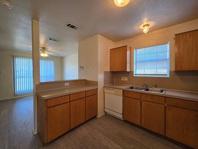 Photo - AVAILABLE NOW! Unidad 3406 Zephyr Rd -  A