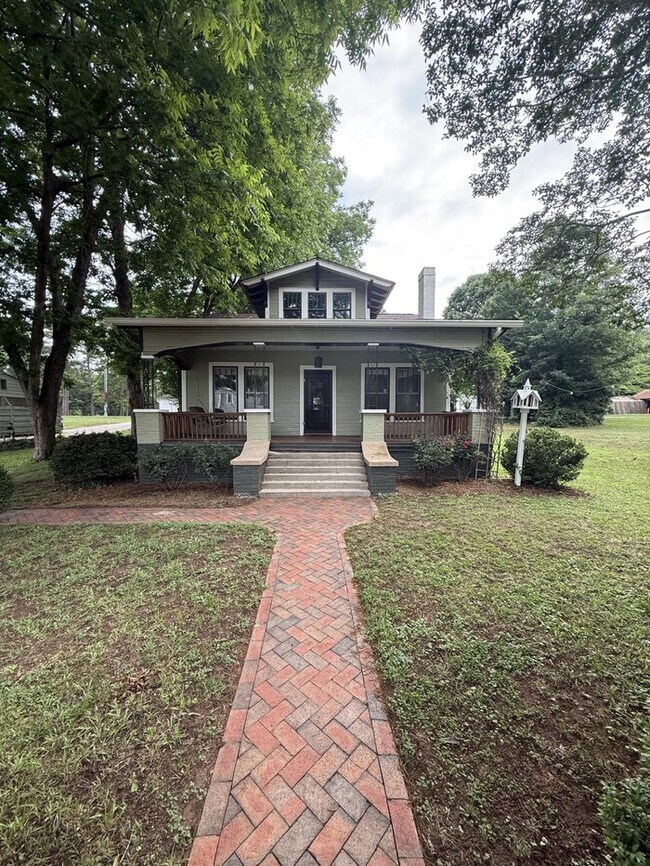 Photo - Single Family Home w/ 2 Bedroom, 1 Bath at the fairgrounds!