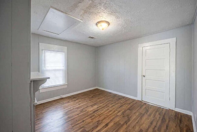 Photo - 110 W Mitchell St