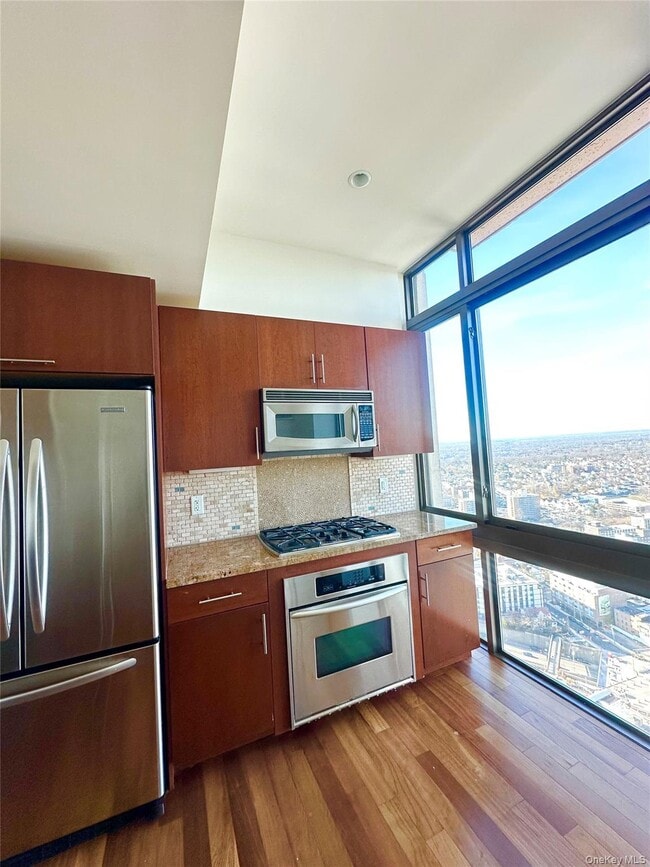 Photo - 175 Huguenot St