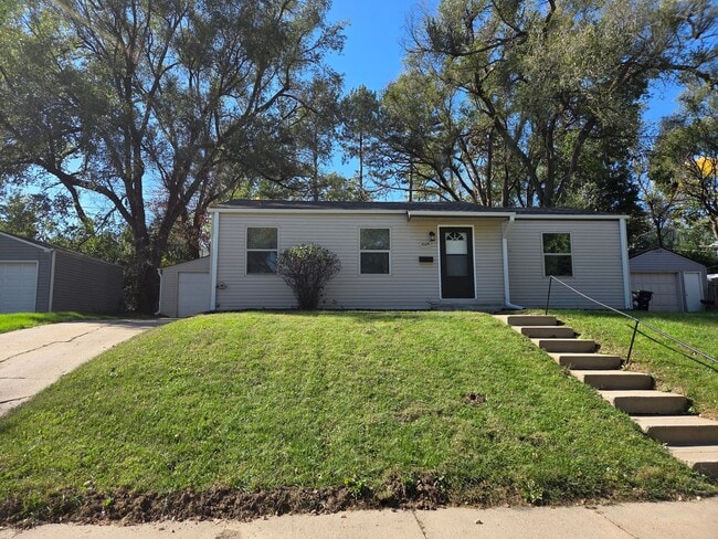 Building Photo - 3 bed 1 bath, 1 car detached garage, newly...
