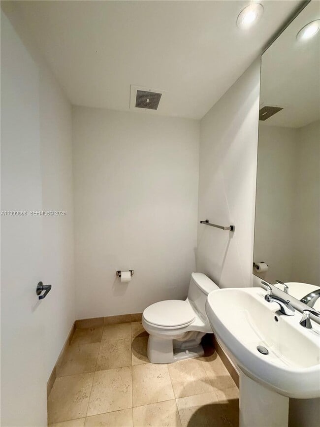 Photo - 1050 Brickell Ave Unidad 2420