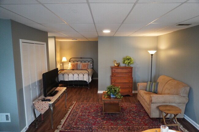 Fully Furnished Apartment on Lake Lanier - 6139 Oak Hill Dr Apartment Unit 1