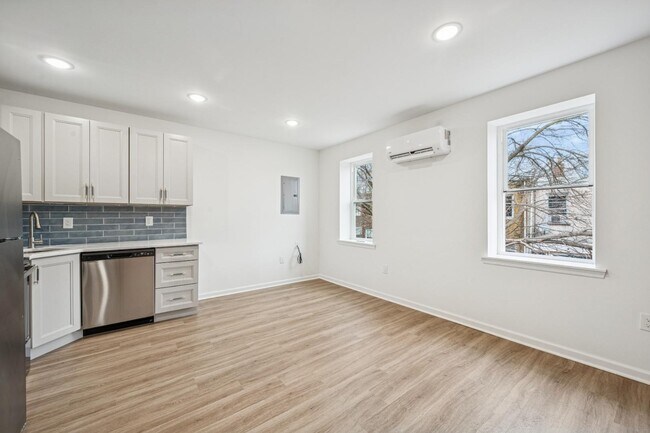 Building Photo - 2553 S Dewey St