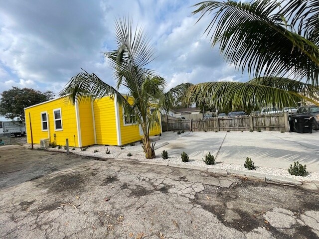Photo - 413 N E St