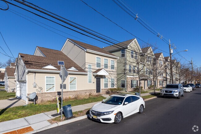 Photo - Water's Edge Crescent