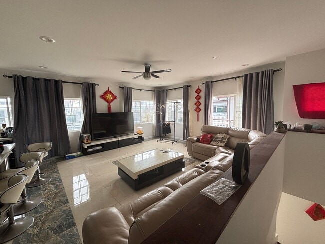 Photo - 1654B Olona Ln Unit Main House