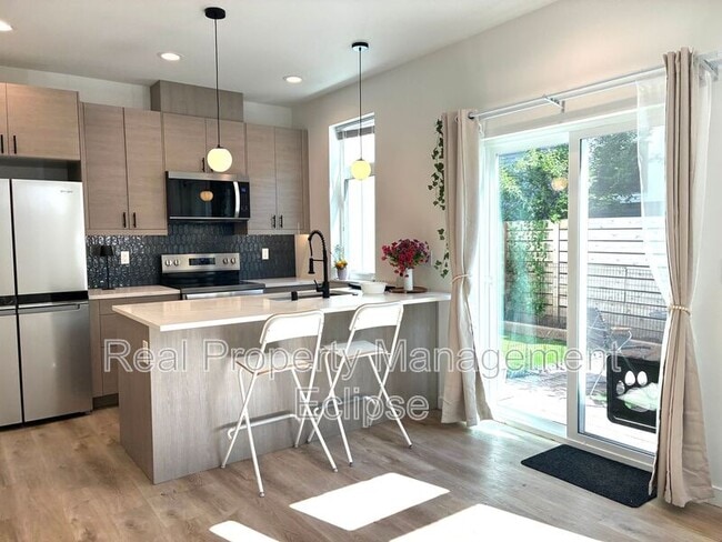Photo - 2925 39th Ave SW