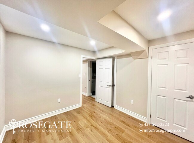 Photo - Bright 2-Bedroom Basement Apartment with Parking in North London Unité 2