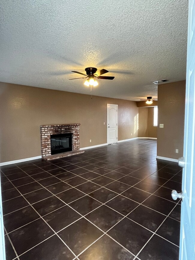 Photo - 9120 Peach Ave