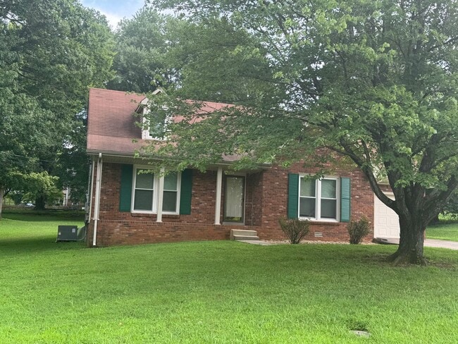 Building Photo - Exit 8! Rossview School. 4 Bed/2 Bath over... Rental