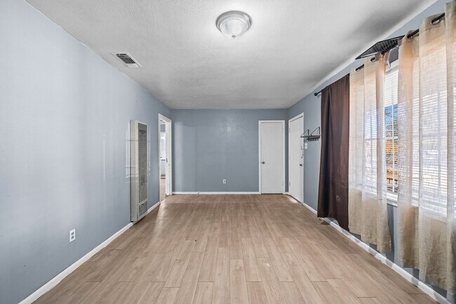 Photo - Large 3/2 with Access to Loop 289 and Idalou Highway