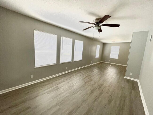 Photo - 511 13th St N