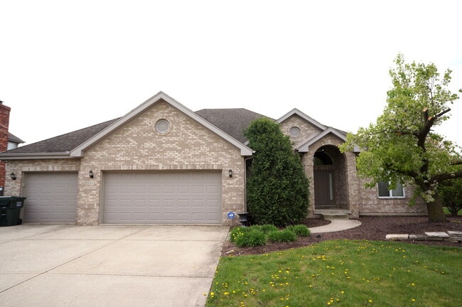 Building Photo - 8566 Huckins Dr