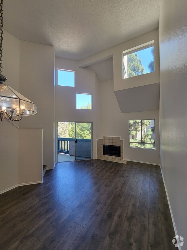 Building Photo - Top Floor Penthouse Loft Condo | Fireplace... Unit 304