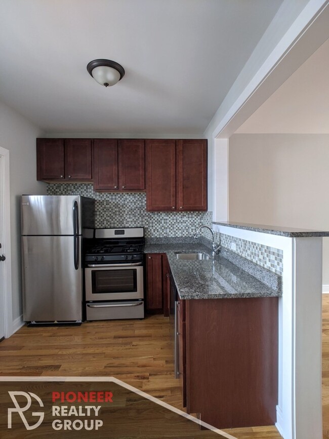 Building Photo - 4415 N Wolcott Ave Unit 3 Rental