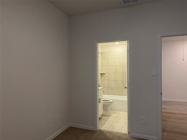 Photo - 716 Edgehurst Dr