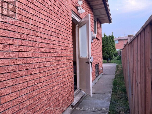 Photo - 353 Darlington Ct