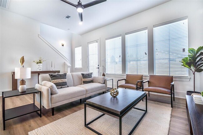 Photo - 5738 Roselane St