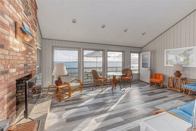 Photo - 1355 Watersedge Way