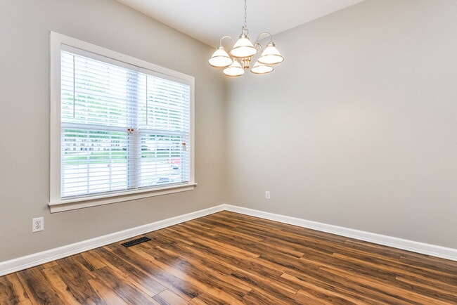 Photo - 909 Lotus Ln