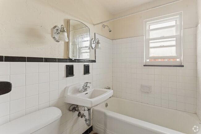 1BR, 1BA - 700SF - Bathroom