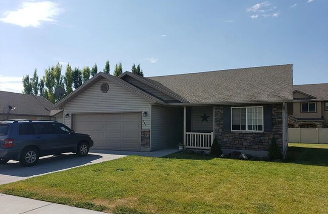 Cozy 3-Bedroom, 2-Bathroom Home in a Great... - Cozy 3-Bedroom, 2-Bathroom Home in a Great...