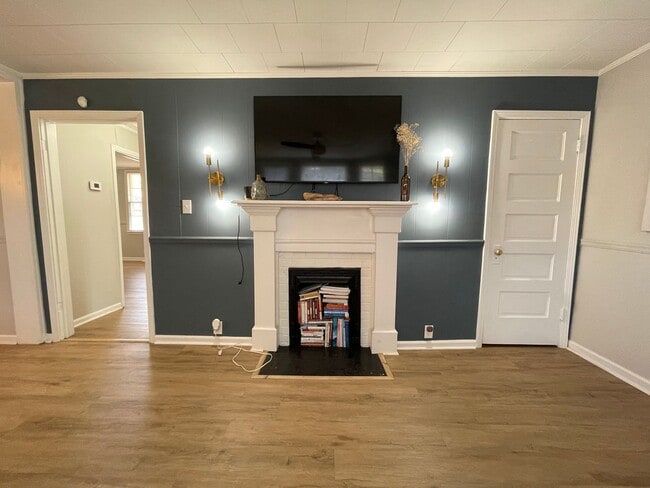 Photo - Large 2/1 House in Celanese- $1,495