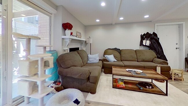 Photo - 719 W Buckingham Pl Unit 3