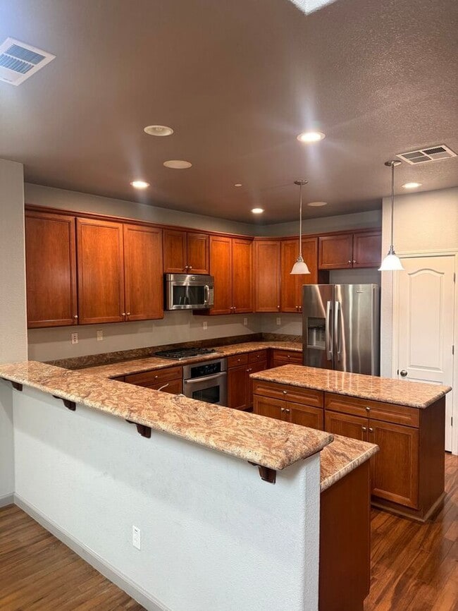 Beautiful 3 Bedrooms 2.5 Bath