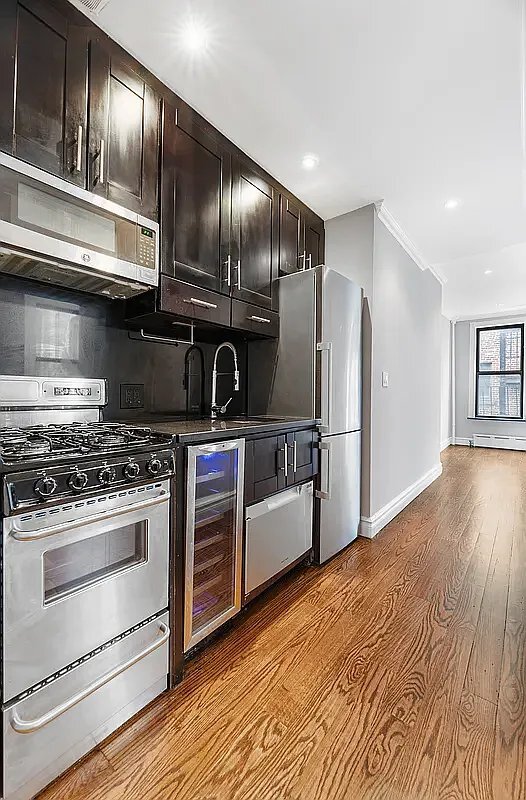 Photo - 240 E 29th St