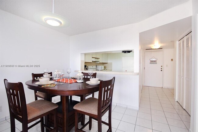 Photo - 2555 Collins Ave Unidad 1604