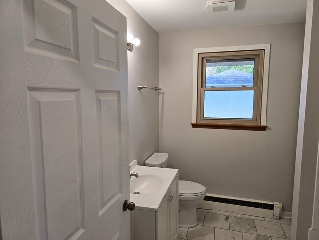 Baño de la planta superior - 625 13th St