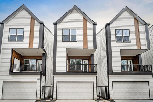 Photo - 905 Woodcrest Dr House