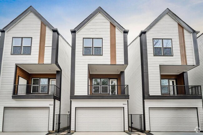 Building Photo - 905 Woodcrest Dr Rental
