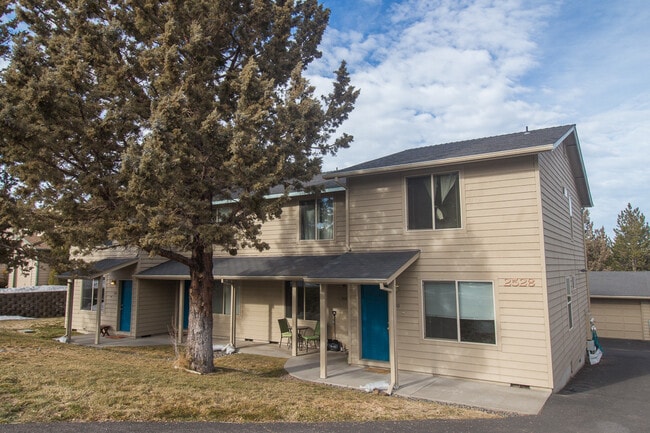 Building Photo - 2528 NE Conners Ave Unit 400